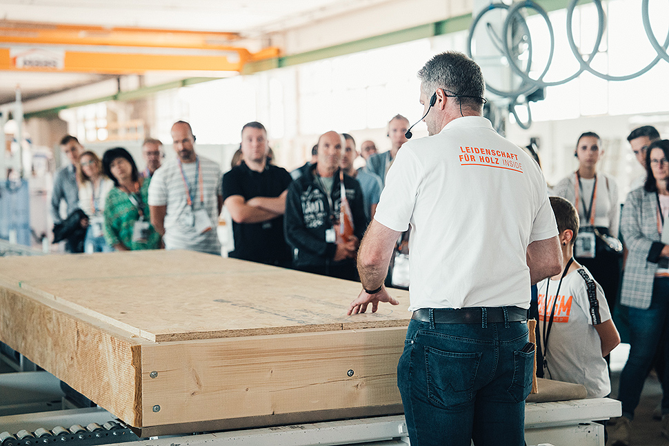 Ein Haas Produktionsleiter bei Werksführung in Falkenberg. Foto: Haas