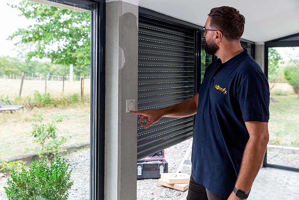 Der Funkwandsender Amy Sun Protect io erleichtert mit seinem integrierten Innentemperatursensor den Einstieg in den sommerlichen Hitzeschutz. Foto: Somfy
