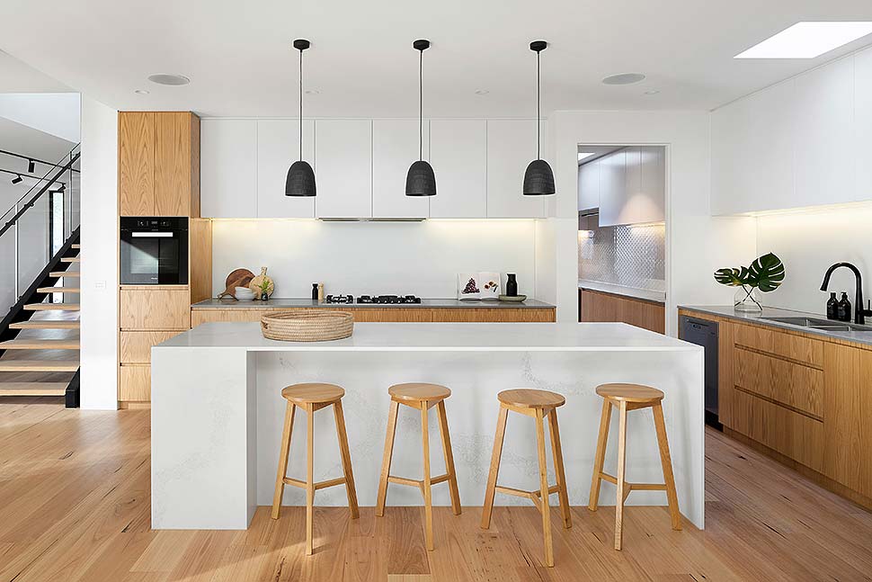 Entdecken Sie kreative Layouts und Farbschemata für Ihre Küche, um Funktionalität und Ästhetik harmonisch zu verbinden. Foto: R ARCHITECTURE / Unsplash.com