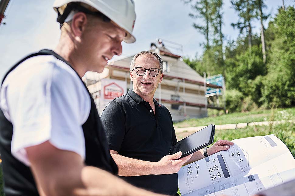 Beim Fertighaus haben Bauherren nur einen Ansprech- und Vertragspartner. Foto: BDF / Fertighaus WEISS / Corinna Spitzbarth