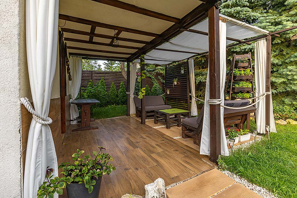 Pergola-Konstruktionen mit herunterfahrbaren Rollos. Foto: macherstudio / Shutterstock.com