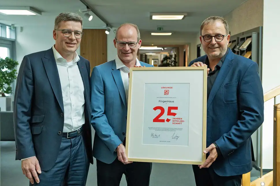 BDF-Geschäftsführer Georg Lange überreichte jetzt eine Jubiläumsurkunde an die FingerHaus-Geschäftsführer Mathias Schäfer und Klaus Cronau (v.l.n.r.). Foto: FingerHaus