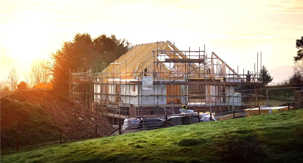 Schritt für Schritt zum Traumhaus: Wer individuelle Wohnträume verwirklichen möchte, baut in der Regel neu. (Foto: Bausparkasse Schwäbisch Hall)