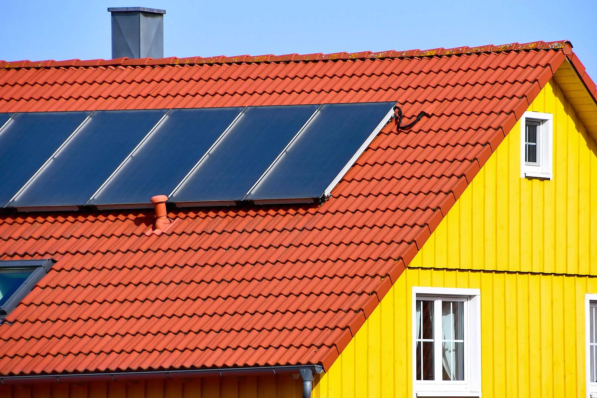 Solarthermieanlagen erzeugen klimaschonend Wärme für die Warmwasserbereitung und Raumheizung. Auf dem Foto ist eine Aufdachanlage zu sehen. Foto: Jörg Sutter / DGS