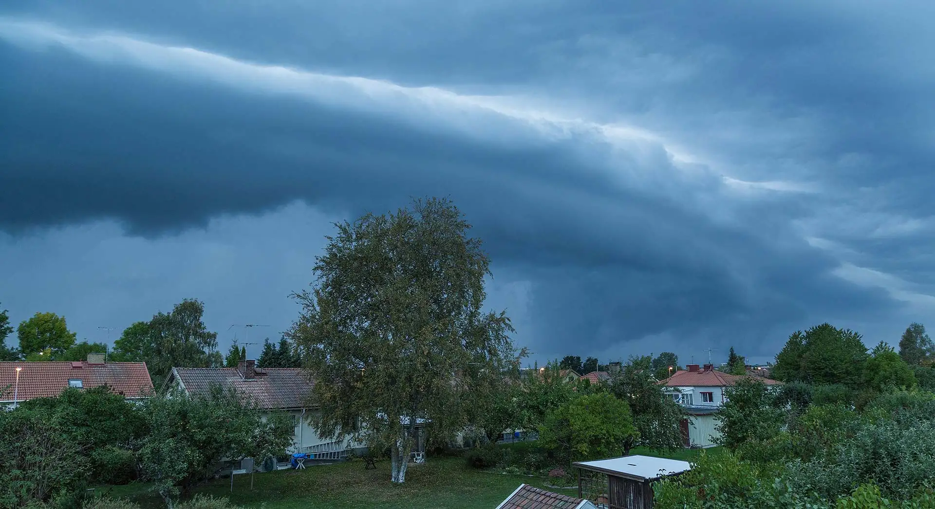 Sturm, Starkregen, Gewitter – die eigenen vier Wände können Wetterextremen mit gezielten Maßnahmen standhalten. (Foto: Bausparkasse Schwäbisch Hall)