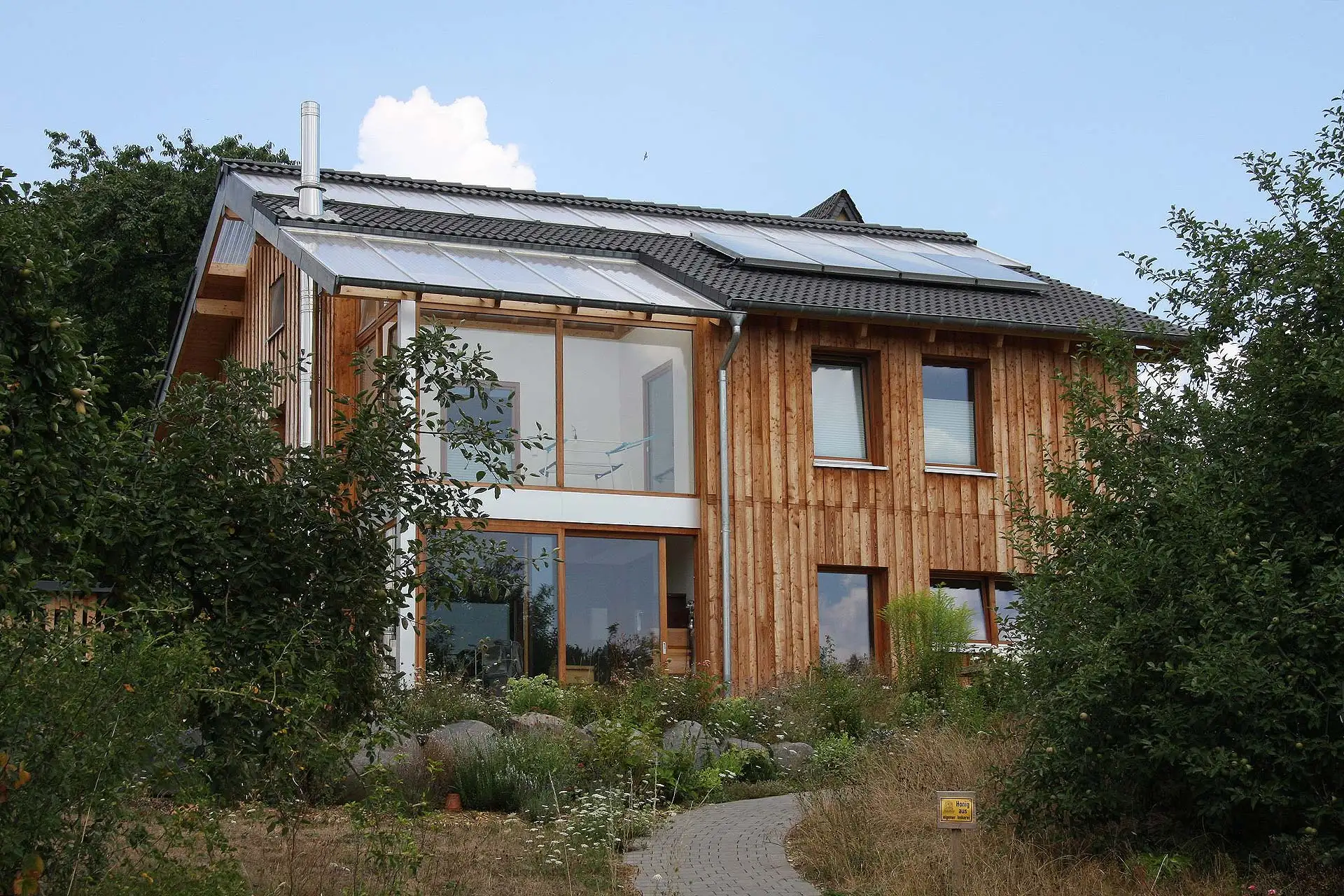 Beim Neubau sollte der Schutz vor Wetterextremen von Anfang an berücksichtigt werden – insbesondere beim Versicherungsschutz. (Foto: Bio-Solar-Haus)
