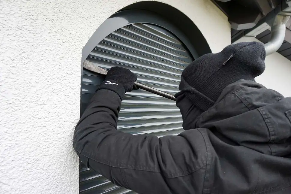 Auch unerwünschten Eindringlingen leisten Rollläden Widerstand, was gerade in der dunklen Jahreszeit wichtig ist. Foto: DJD / Schanz Rollladensysteme