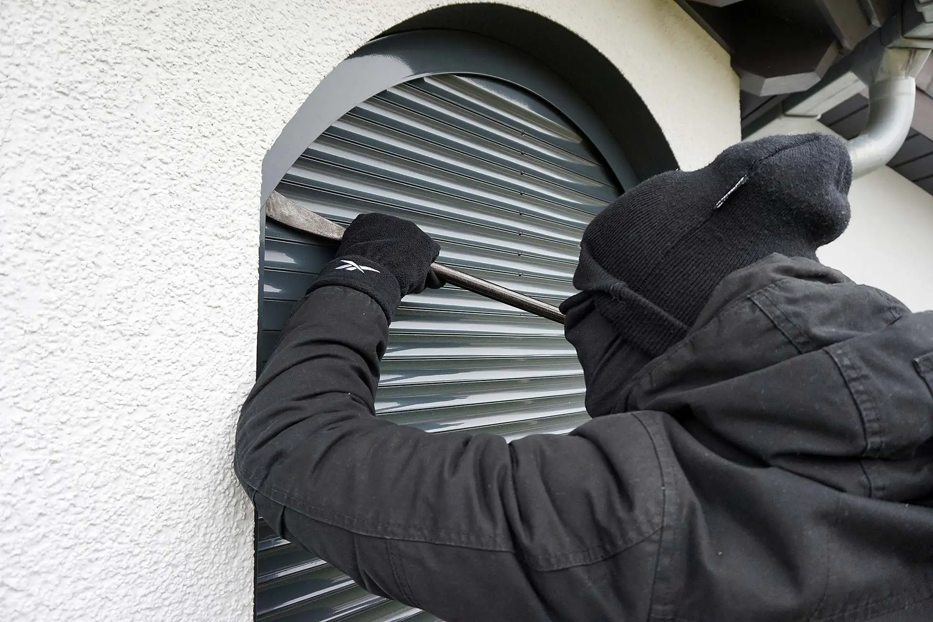 Auch unerwünschten Eindringlingen leisten Rollläden Widerstand, was gerade in der dunklen Jahreszeit wichtig ist. Foto: DJD / Schanz Rollladensysteme