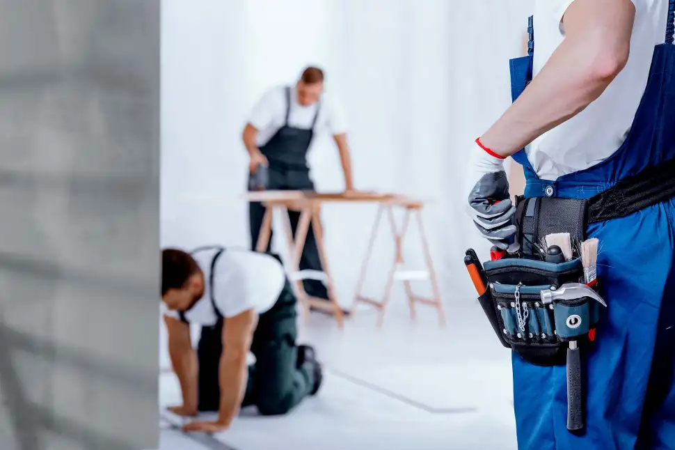 Sicher arbeiten beim Hausbau - praktische Kleidung für die Baustelle. Foto: KatarzynaBialasiewicz / iStock.com