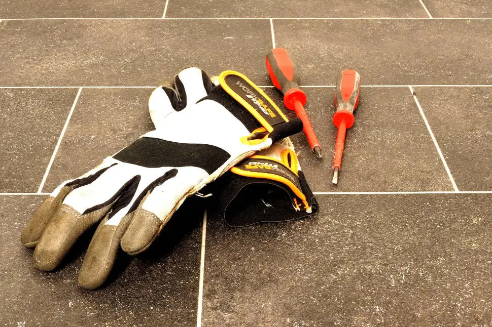 Sicher arbeiten beim Hausbau - praktische Kleidung für die Baustelle. Foto: Pixabay.com
