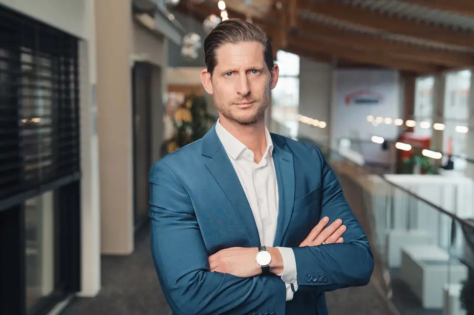 Vertriebsgeschäftsführer Daniel Griehl im Kundenforum der Haas Fertigbau GmbH in Falkenberg. Foto: Haas Fertigbau / Buschendorf