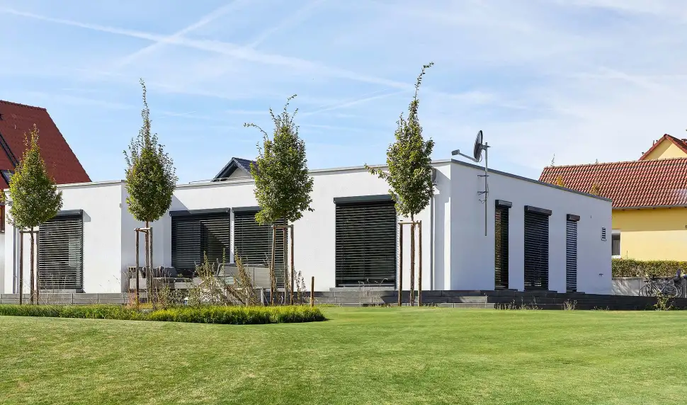 In den 60er-Jahren prägte der Bungalow das Bild von Wohnsiedlungen. Derzeit erlebt er in moderner Variante ein Revival und ist für kleine Familien, Paare und Senioren attraktiv wie bequem. Foto: Wolf-Haus