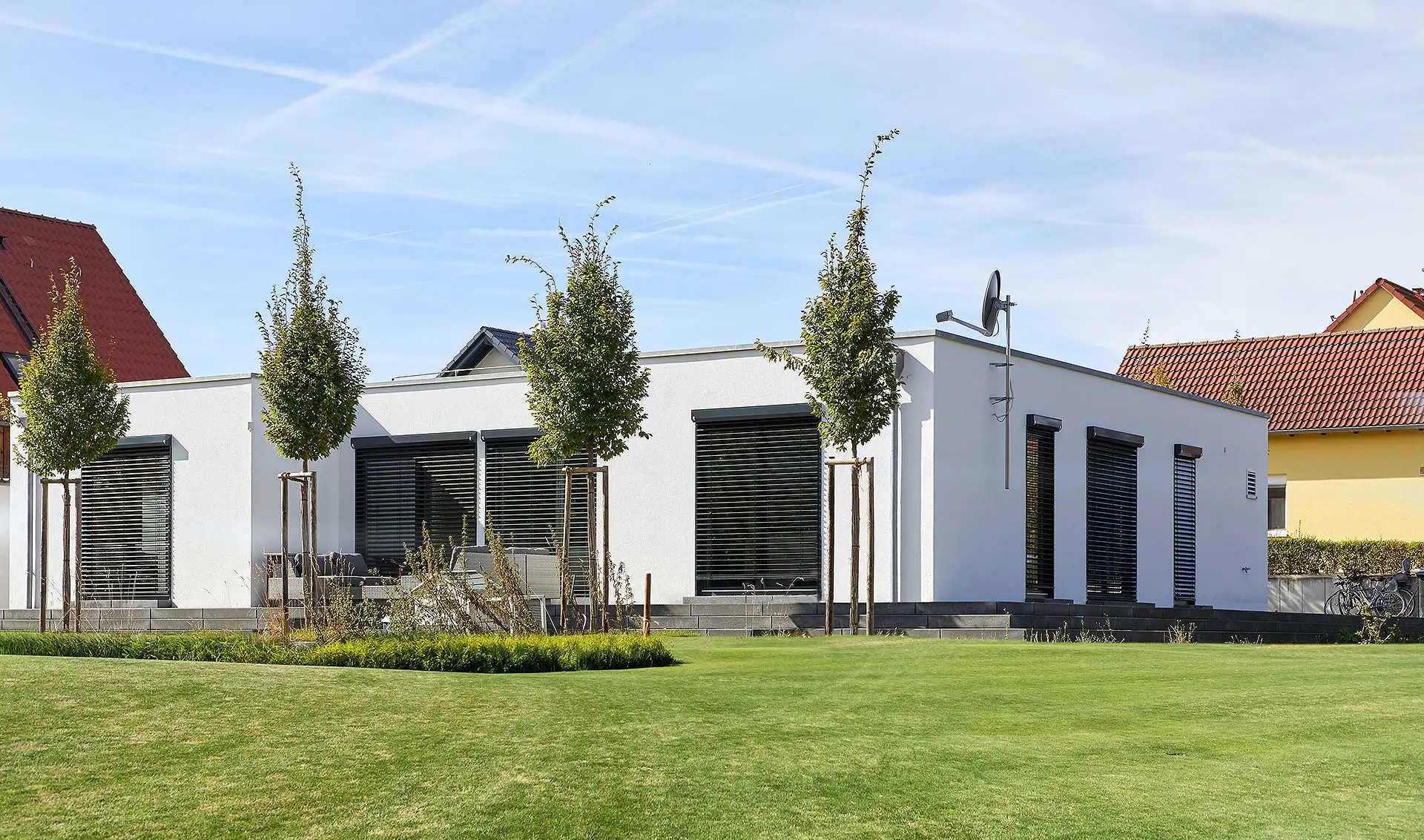 In den 60er-Jahren prägte der Bungalow das Bild von Wohnsiedlungen. Derzeit erlebt er in moderner Variante ein Revival und ist für kleine Familien, Paare und Senioren attraktiv wie bequem. Foto: Wolf-Haus