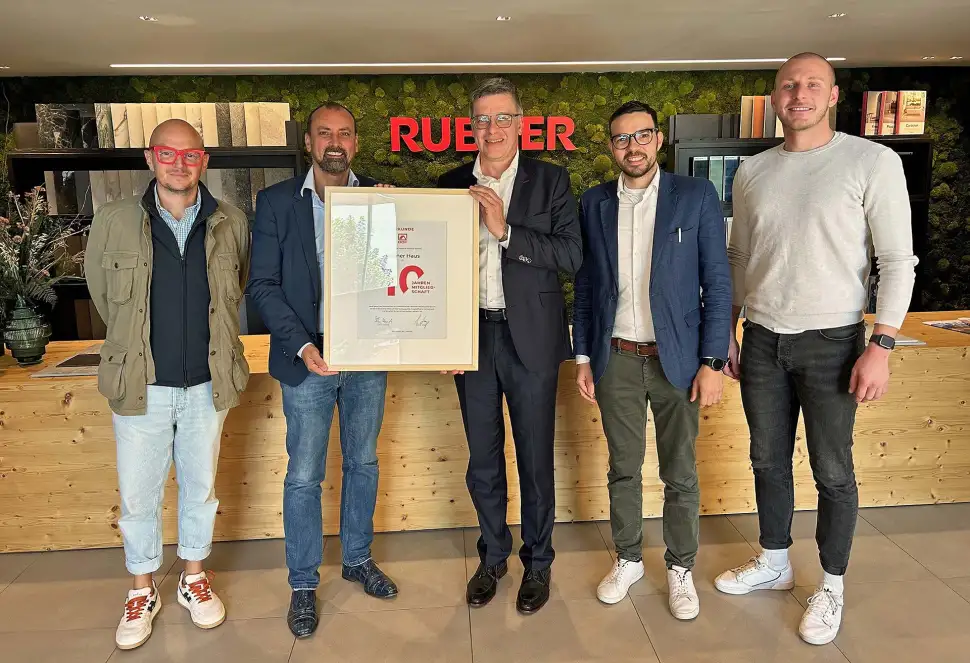 Urkundenübergabe bei Rubner Haus mit (v.l.n.r.): Daniel Gasser (CSO Rubner Haus), Stefan Rubner (Vize-Präsident Rubner Gruppe), Georg Lange (Geschäftsführer BDF), Martin Oberhofer (CEO Rubner Haus), Mattheus Oberrauch (CTO Rubner Haus). Foto: BDF/Rubner Haus