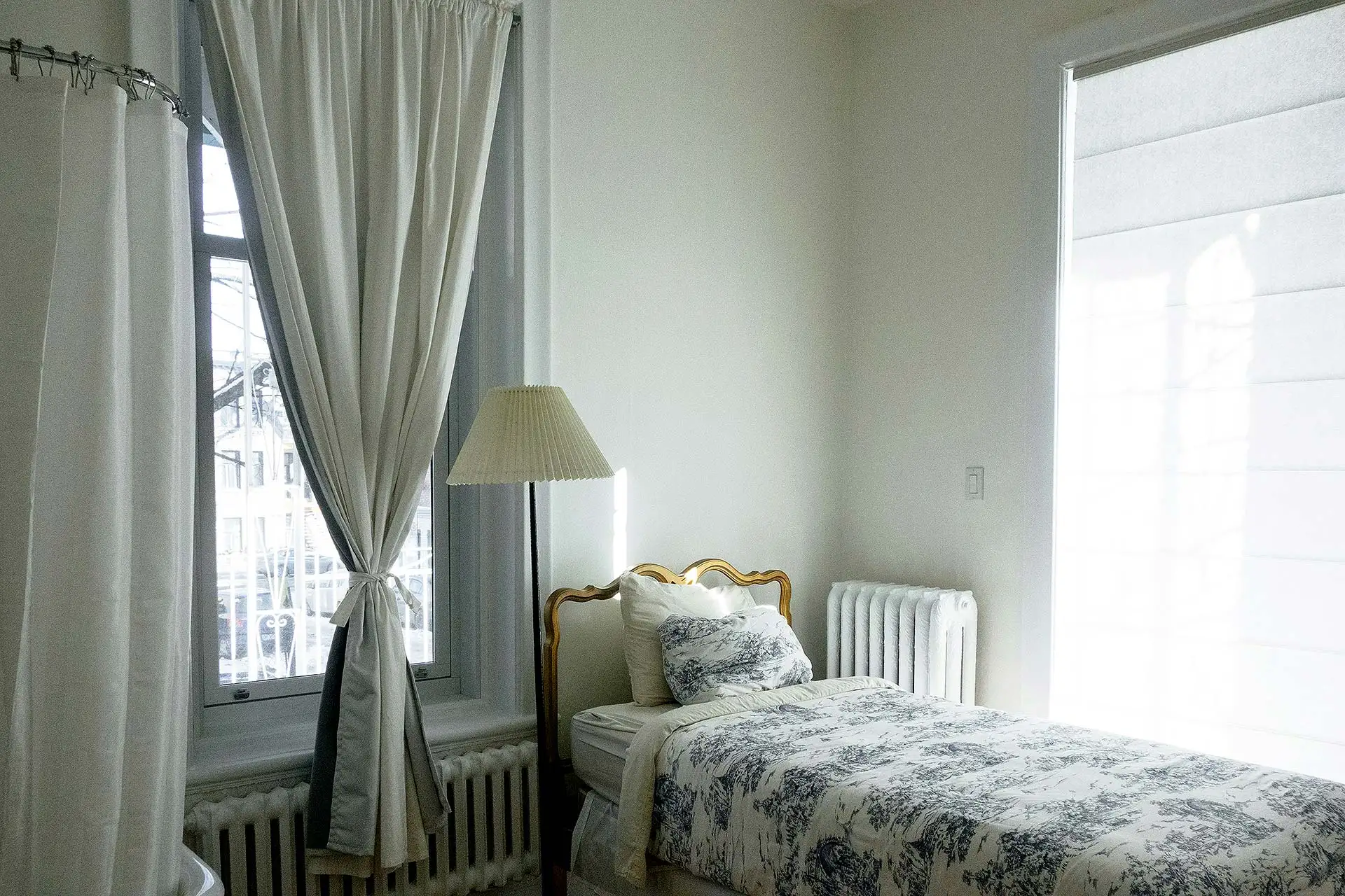 So kann man den Platz und Komfort in einem kompakten Schlafzimmer maximieren. Foto: Ali Inay / Unsplash.com
