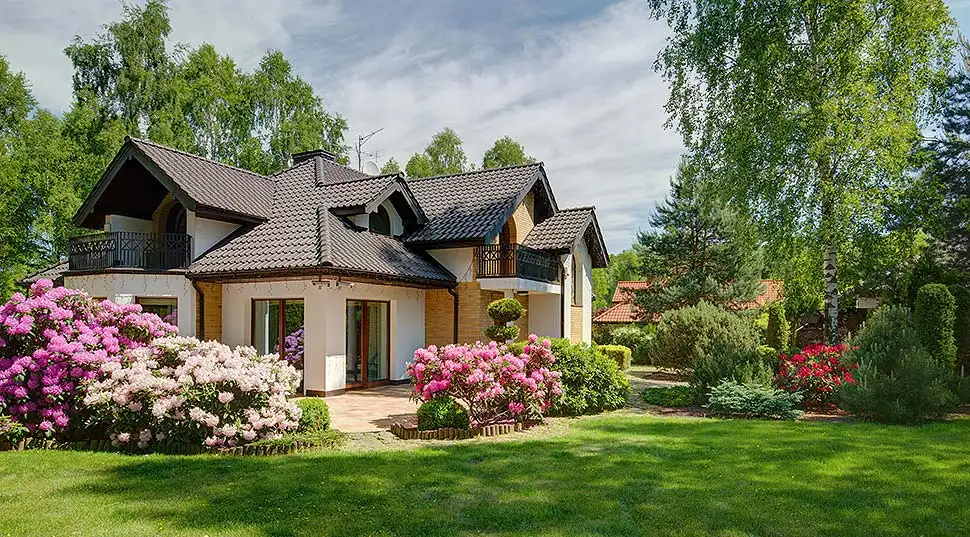 Inspirationen zur Gartengestaltung beim Fertighaus. Foto: KatarzynaBialasiewicz / iStock.com