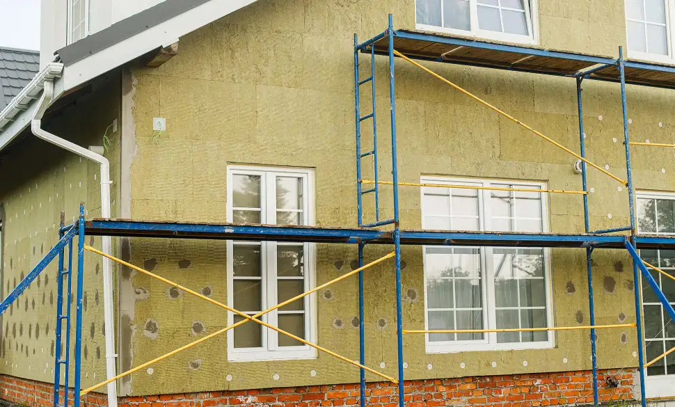 Wenn die Arbeiten auf der Baustelle fürs Eigenheim plötzlich zum Erliegen kommen und das Bauunternehmen kaum erreichbar ist, könnte eine Insolvenz drohen. Dann sind schnelles Handeln und fachkundige Unterstützung gefragt. Foto: DJD / Bauherren-Schutzbund / sonyachny - stock.adobe.com