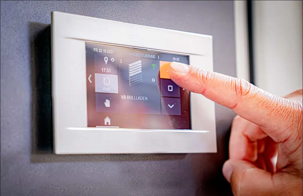  In einem Smart Home macht moderne Antriebs- und Steuertechnik das Wohnen komfortabler und hilft beim Energiesparen.Foto: Bundesverband Rollladen + Sonnenschutz e.V. (BVRS) 