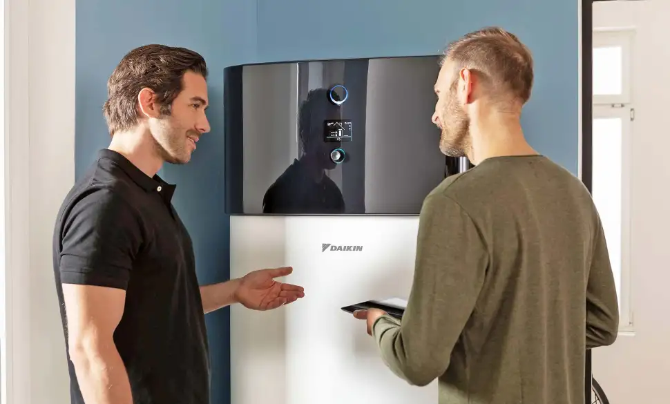 Eine gründliche Beratung durch das Fachhandwerk schafft die Grundlage für eine langlebige, effiziente und sichere Wärmepumpenanlage. Foto: DJD / modem conclusa