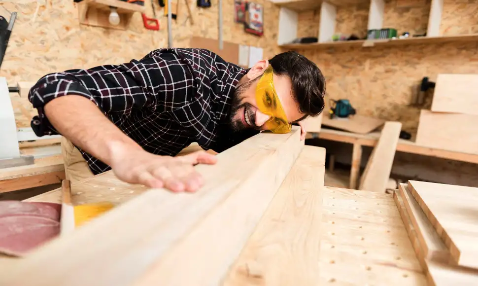 Dank seiner guten Materialeigenschaften bietet der natürliche Werkstoff Holz einen nahezu grenzenlosen Gestaltungsspielraum. (Foto: HolzLand GmbH /  shutterstock 671275975_Olena Yakobchuk