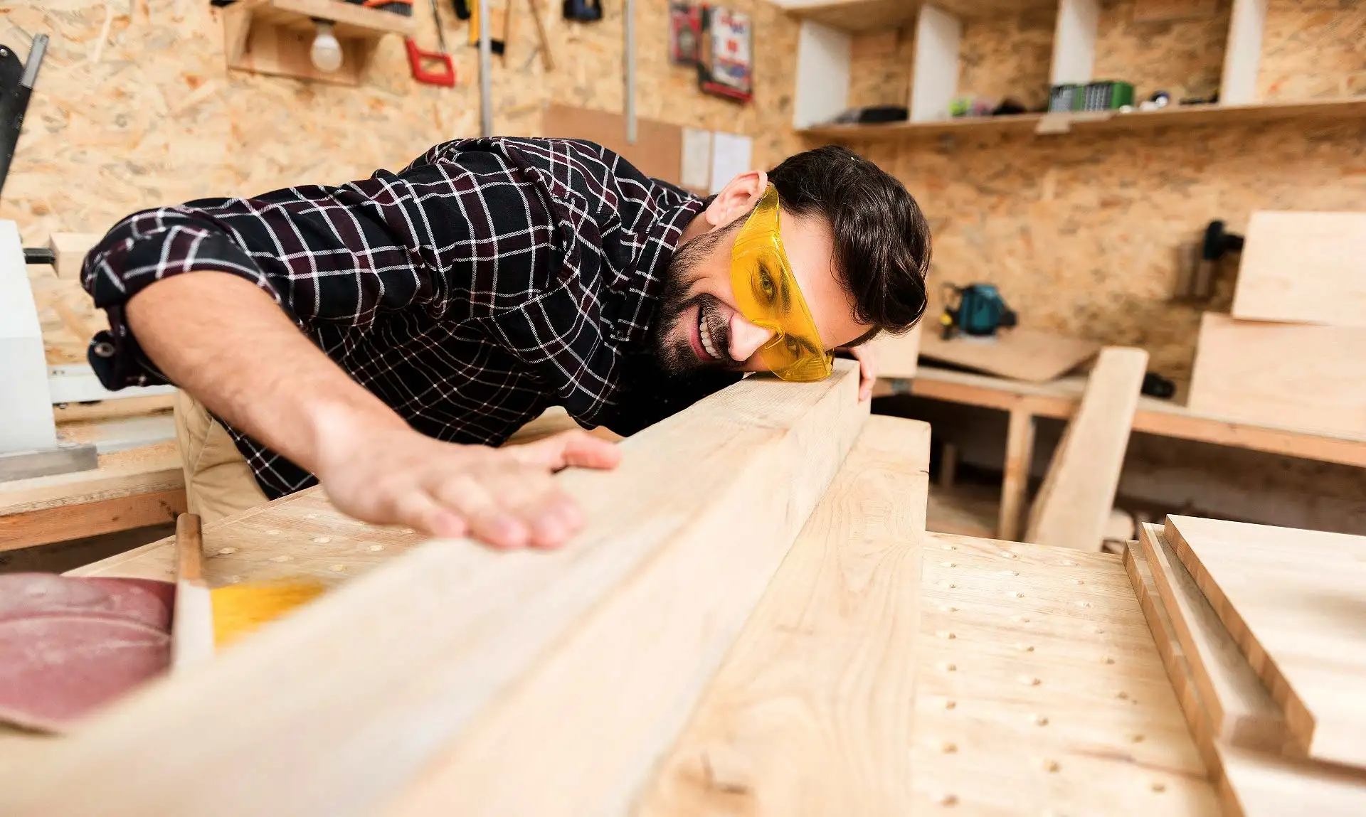 Dank seiner guten Materialeigenschaften bietet der natürliche Werkstoff Holz einen nahezu grenzenlosen Gestaltungsspielraum. (Foto: HolzLand GmbH / shutterstock 671275975_Olena Yakobchuk