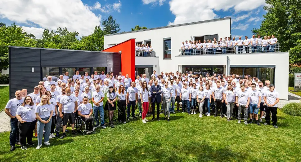 Gemeinsam stark: Die gesamte LUXHAUS-Belegschaft feiert 100 Jahre Unternehmensgeschichte vor unserem Musterhaus in Georgensgmünd. Alle Mitarbeiter tragen das Jubiläums-T-Shirt. Foto: Konturlicht Fotografie Volker Lau
