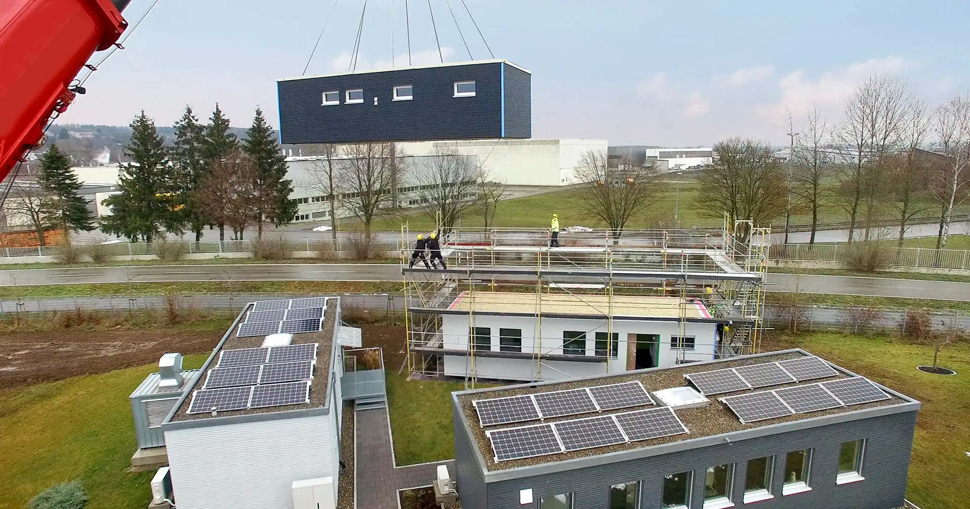 Wie bei einem Baukasten lassen sich die Module variabel konfigurieren und anordnen – zum Beispiel für Anbauten und Aufstockungen an Bestandsgebäuden oder für modular errichtete Gewerbebauten. Foto: BDF / SchwörerHaus / Jürgen Lippert