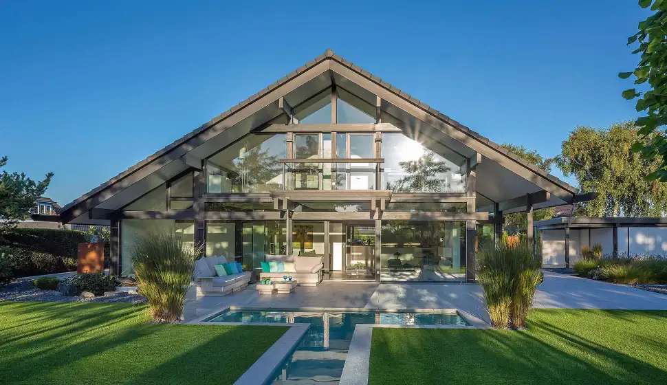 Die Qualität des Baustoffs Holz ist seit Jahrhunderten bewährt – bei traditionellen Fachwerkhäusern ebenso wie bei ihren hochmodernen Nachkommen in Holz-Skelettbauweise. Foto: BDF / HUF HAUS / Grandpierre Design