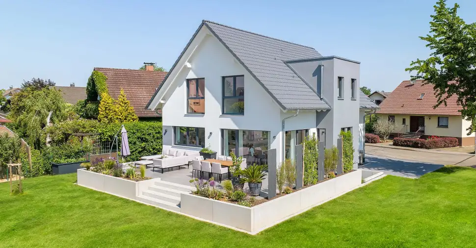 Das Fertighaus bietet aufgrund seiner langen Lebensdauer und hohen Qualitätsstandards eine gute Grundlage für mietfreies Wohnen im Alter. Foto: BDF / WeberHaus