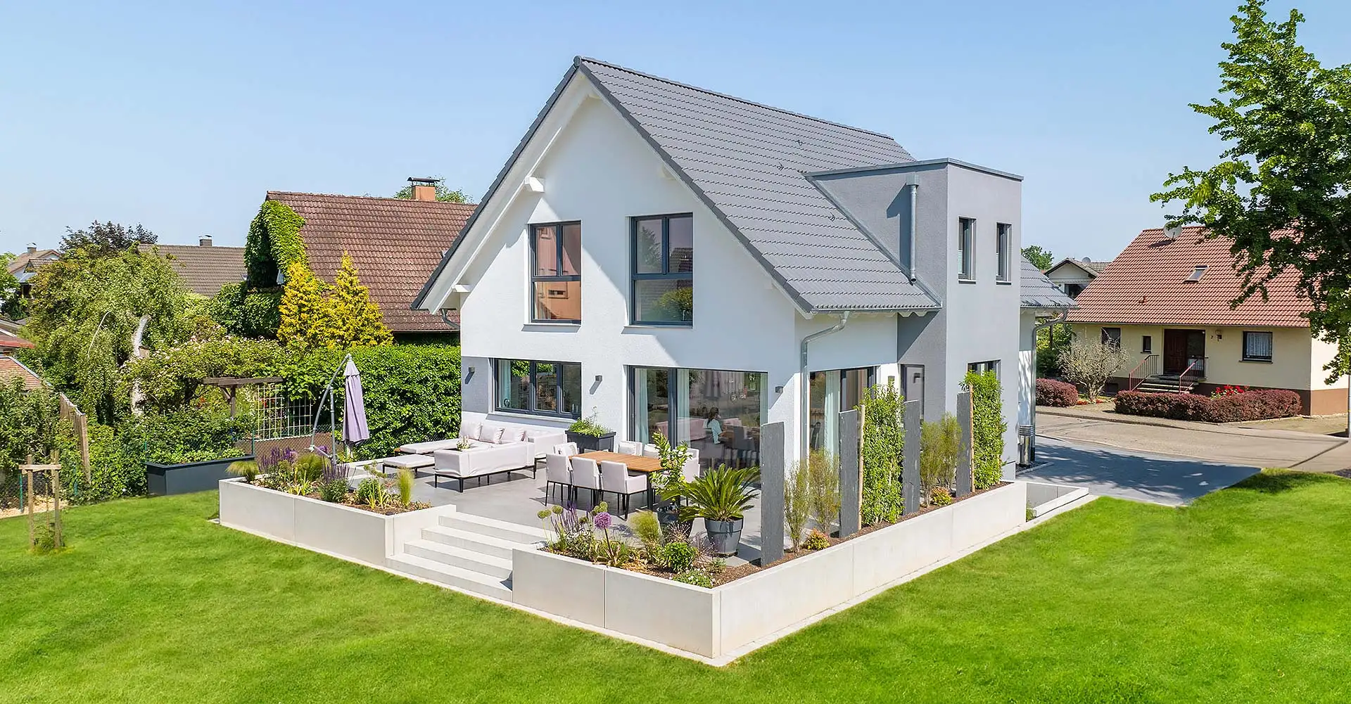 Das Fertighaus bietet aufgrund seiner langen Lebensdauer und hohen Qualitätsstandards eine gute Grundlage für mietfreies Wohnen im Alter. Foto: BDF / WeberHaus