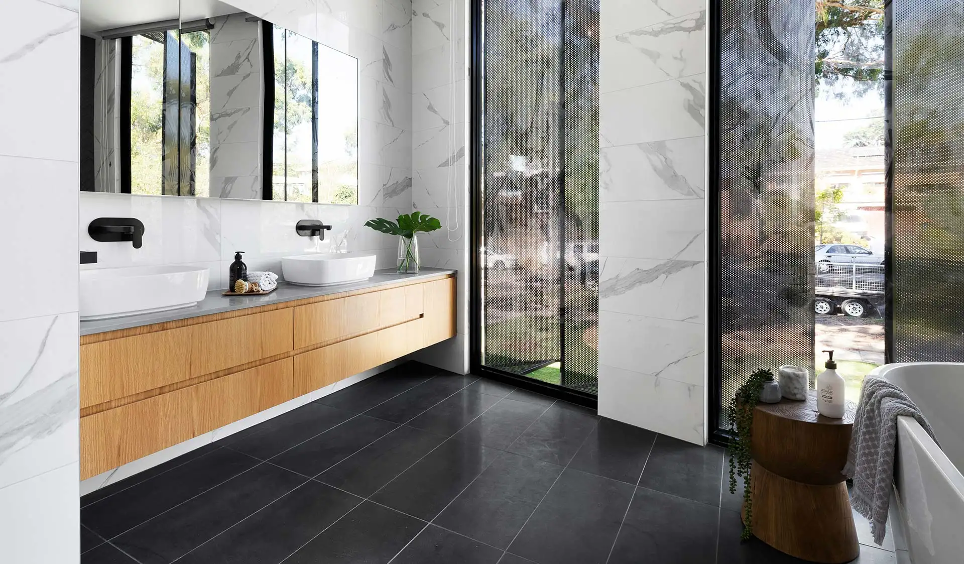 Entdecken Sie, welche Fliesen sich am besten für Küche, Bad, Wohnzimmer, Balkon und Flur eignen. Expertenrat zu Materialien, Design und Pflege. Foto: R ARCHITECTURE / Unsplash.com