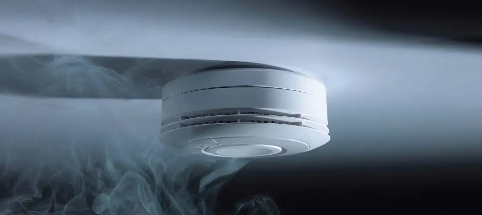 Damit Rauchmelder Brände bereits in der Entstehungsphase erkennen und frühzeitig Alarm auslösen, sollte die Wartung und Kontrolle einmal pro Jahr sowie ein Austausch alle zehn Jahre erfolgen. Foto: Ei Electronics