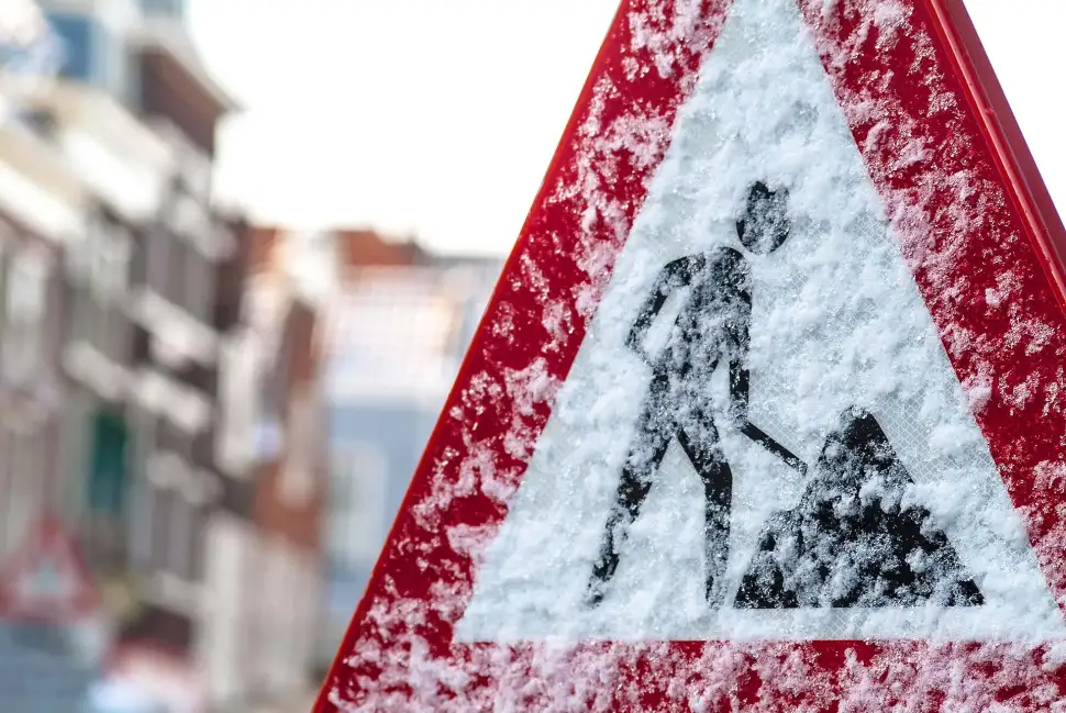 Sicher durch den Winter: So schützen Sie Ihre Baustelle. Foto: DutchScenery / iStock.com