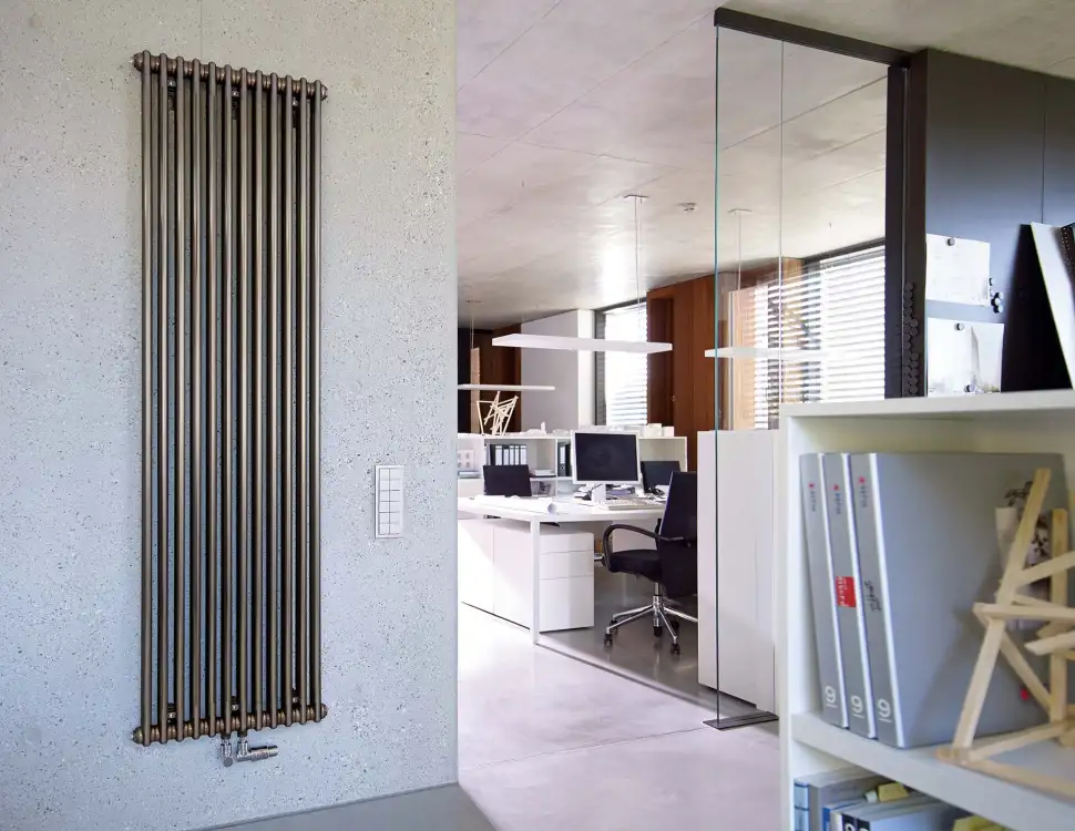 Zehnder Charleston überzeugt durch die hohe Effizienz bei der Wärmeverteilung: Der moderne Niedertemperatur-Heizkörper ist exakt auf die niedrigen Vorlauftemperaturen regenerativer Formen der Wärmeversorgung, beispielsweise einer Wärmepumpe, ausgelegt. Für diese ökologische Leistungsfähigkeit erhielt der Zehnder Charleston nun die Umwelt-Etikettierung EPD. Foto: Zehnder