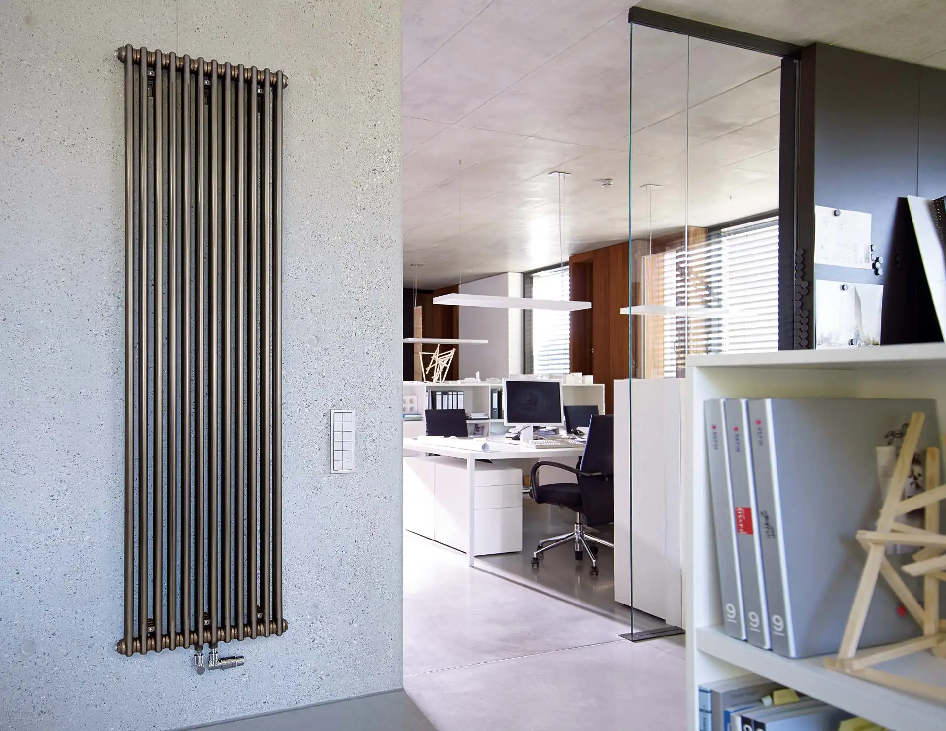 Zehnder Charleston überzeugt durch die hohe Effizienz bei der Wärmeverteilung: Der moderne Niedertemperatur-Heizkörper ist exakt auf die niedrigen Vorlauftemperaturen regenerativer Formen der Wärmeversorgung, beispielsweise einer Wärmepumpe, ausgelegt. Für diese ökologische Leistungsfähigkeit erhielt der Zehnder Charleston nun die Umwelt-Etikettierung EPD. Foto: Zehnder