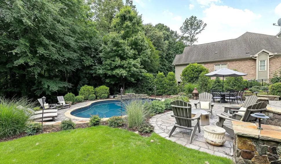 Der perfekte Garten zum Fertighaus: Pool, Terrasse und moderne Outdoor-Lösungen. Foto: Curtis Adams / Pexels.com