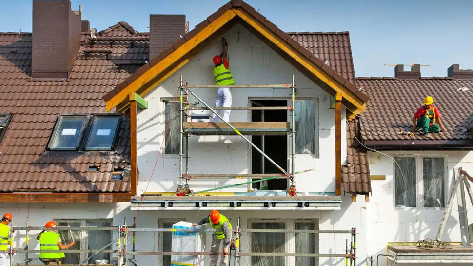 Energetische Sanierungen wie eine Wärmedämmung der Fassade werden weiterhin staatlich gefördert. Foto: djd / IVH / Getty Images / yunava1