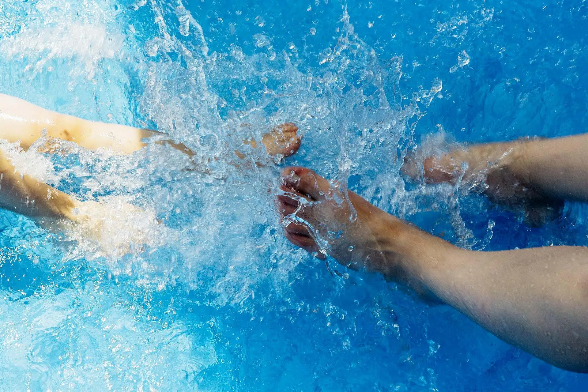 Wichtige Tipps zur Poolvorbereitung für Frühling und Herbst – für sauberes Wasser und eine langlebige Pooltechnik. Foto: Pixabay.com