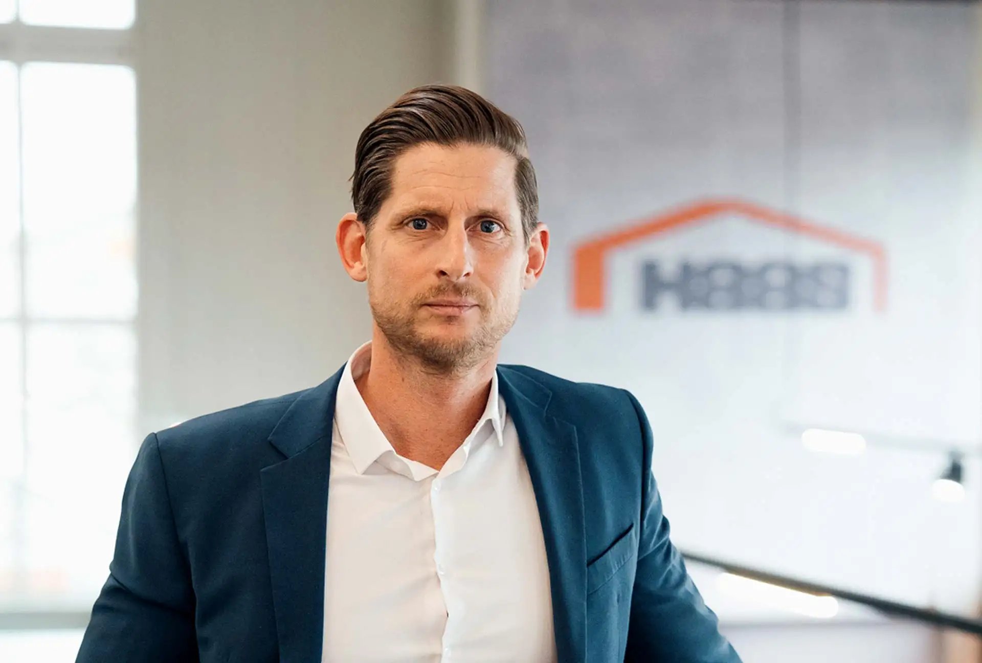 Daniel Griehl, Geschäftsführer Vertrieb & Marketing, im Kundenforum. Foto: Buschendorf / Haas Fertigbau GmbH