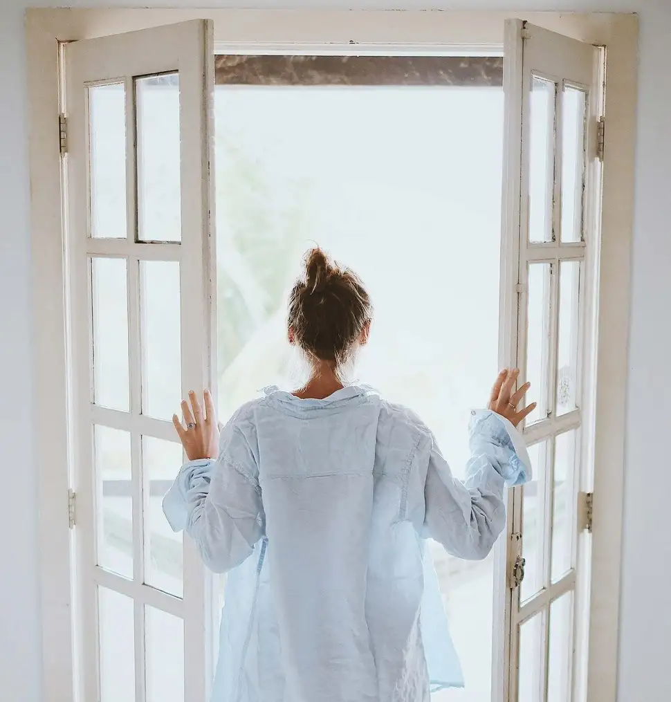 Hässliche Schimmelflecken an Wand und Decke? Zu wenig Frischluft in die Räume geholt? Nicht mit einer kontrollierten Wohnraumlüftung. Auch bei geschlossenen Fenstern sortgt sie für kontinuierlichen, automatisierten Luftaustausch und beugt Feuchteschäden vor. Foto: Pixels / Pixabay.com / Initiative Gute Luft