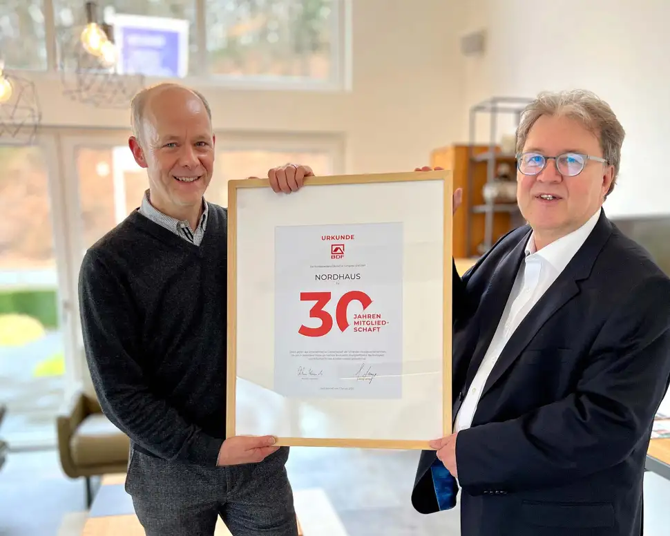 BDF-Geschäftsführer Achim Hannott (r.) überreichte Nordhaus-Geschäftsführer Christoph Brochhaus (l.) eine Urkunde für die 30-jährige Verbandsmitgliedschaft des Unternehmens. Foto: BDF / Nordhaus