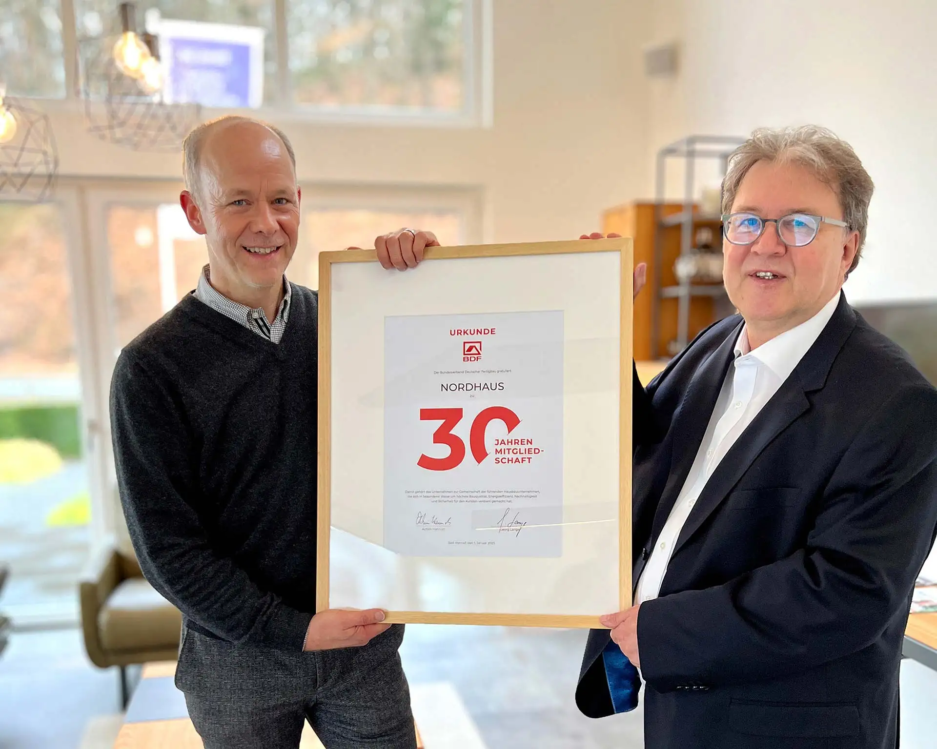BDF-Geschäftsführer Achim Hannott (r.) überreichte Nordhaus-Geschäftsführer Christoph Brochhaus (l.) eine Urkunde für die 30-jährige Verbandsmitgliedschaft des Unternehmens. Foto: BDF / Nordhaus