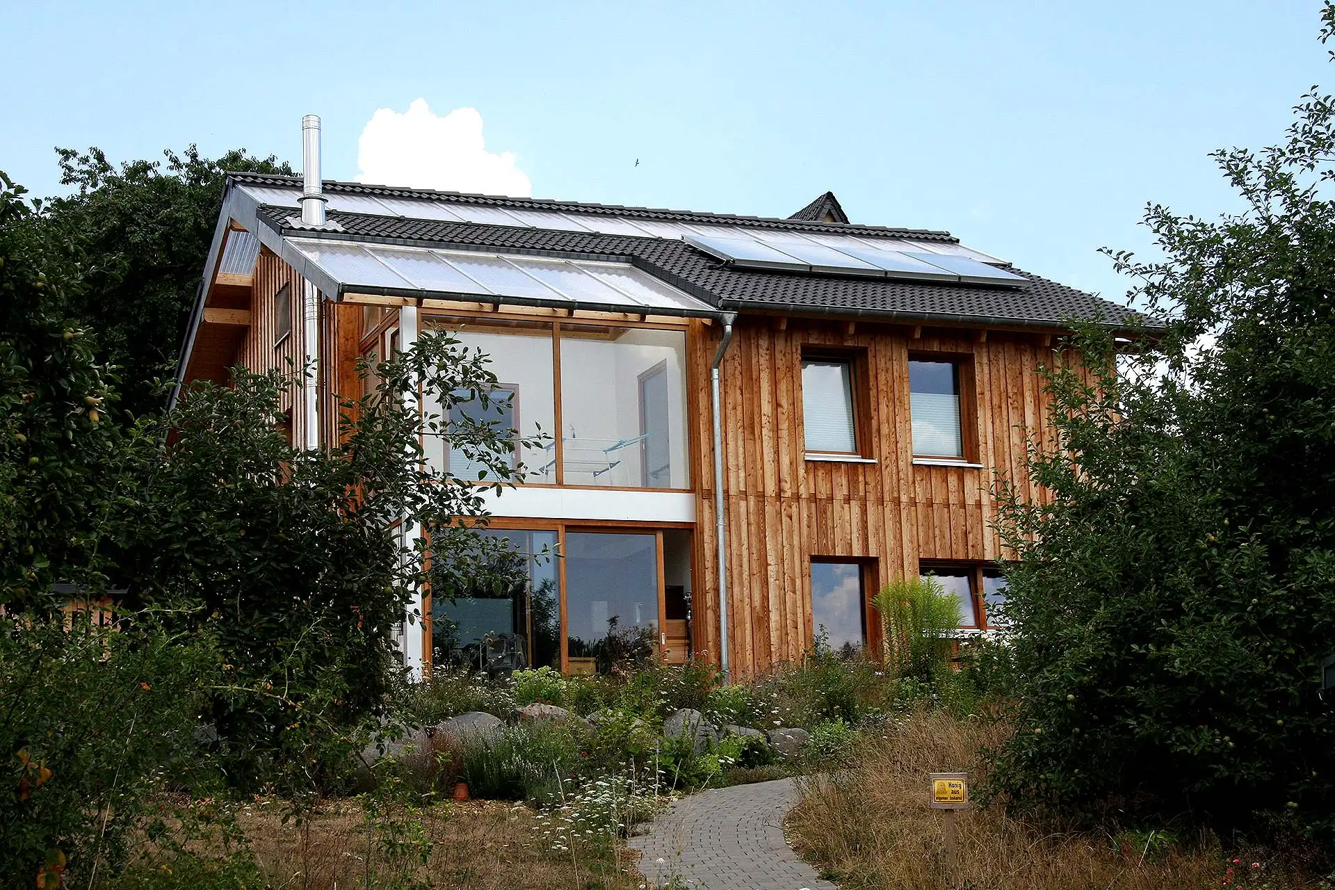 Auch mit kleinen, regelmäßigen Sparbeträgen wächst das Eigenkapital für die eigenen vier Wände Schritt für Schritt. Foto: Bio-Solar-Haus