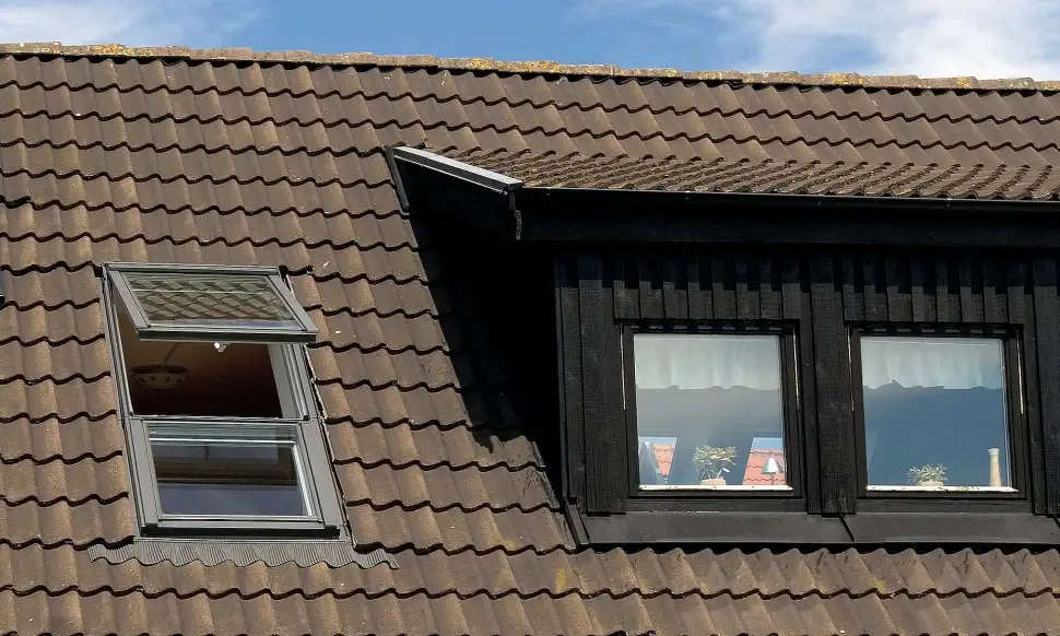 Wer nach Fensterlösungen für Dachschrägen sucht, hat die Wahl zwischen Dachfenstern und Gauben. Foto: Velux / akz-o