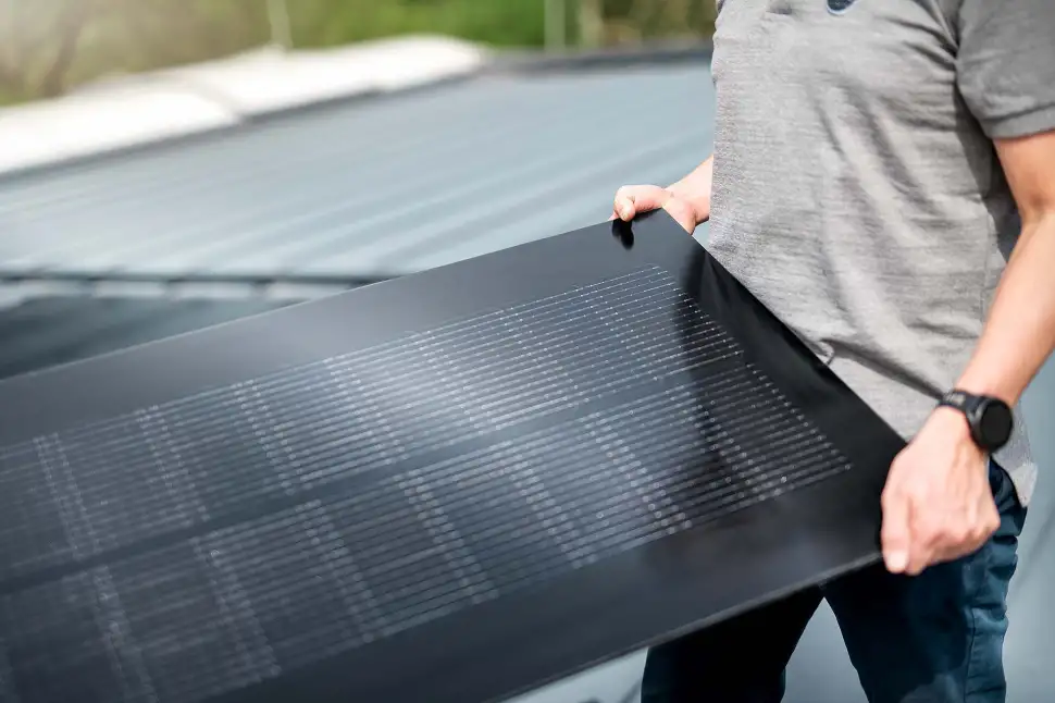 Die Glas/Glas-PV-Module mit neuester TOPCon-Zelltechnologie zeichnen sich durch Langlebigkeit, Robustheit und hohe Effizienz aus. (Foto: epr/Prefa/Croce&Wir)