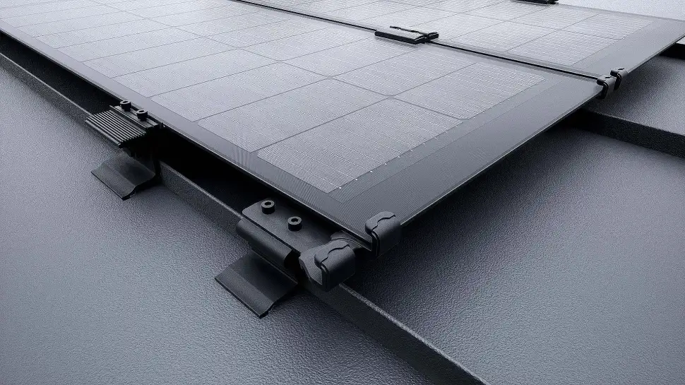 Falz- und Modulklemmen, vereint in einem Bauteil, fixieren die Solarmodule auf den Stehfalzen, sodass die Dachhaut intakt bleibt. (Foto: epr/Prefa/Croce&Wir)