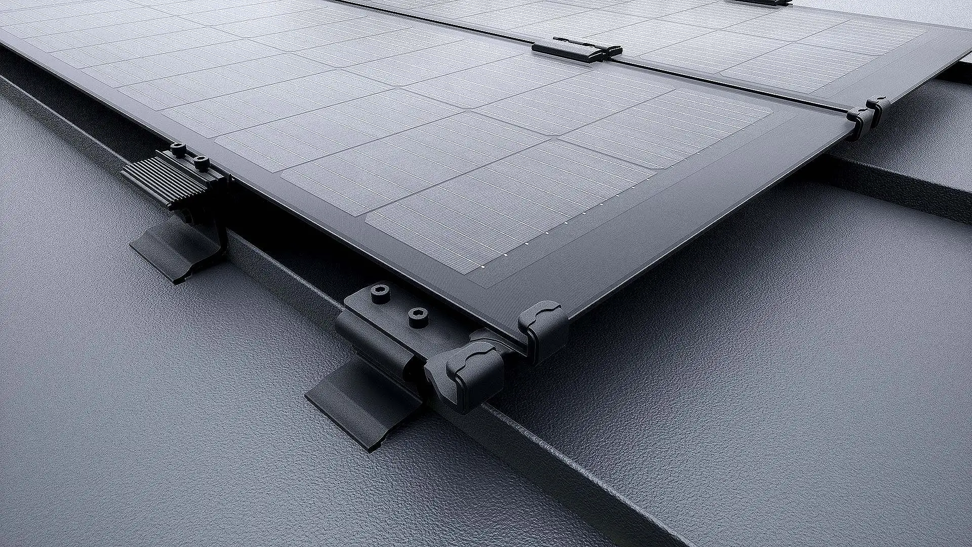 Falz- und Modulklemmen, vereint in einem Bauteil, fixieren die Solarmodule auf den Stehfalzen, sodass die Dachhaut intakt bleibt. (Foto: epr/Prefa/Croce&Wir)
