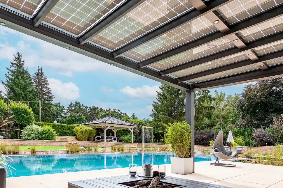 Gut geschützt unter dem Solarterrassendach lässt sich der Sommer im eigenen Garten genießen. Foto: djd / Premium Solarglas