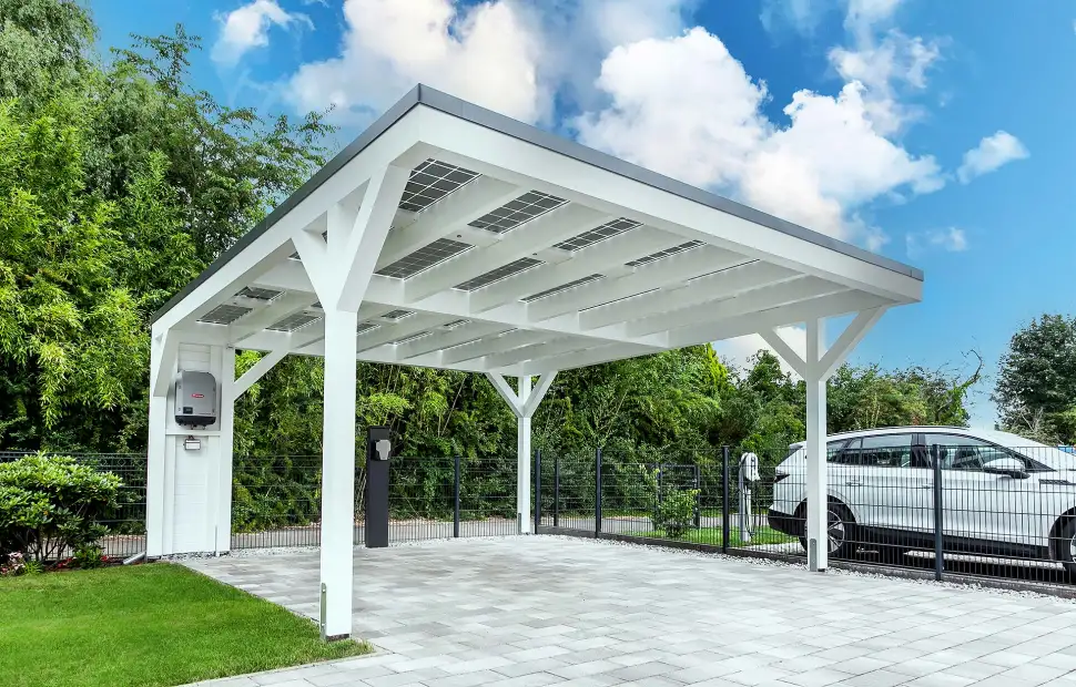 Ein Solarcarport ist die perfekte Möglichkeit, um in die E-Mobilität einzusteigen. Foto: djd / Premium Solarglas