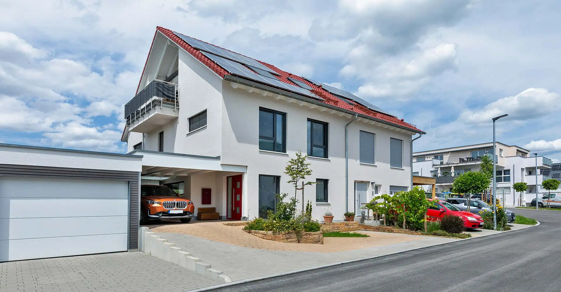 Ein Doppelhaus bietet zwei separate Wohneinheiten mit meist ähnlicher Größe, beide Haushälften lassen sich aber auch ganz unterschiedlich planen. Foto: BDF / Talbau-HAUS